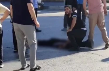 Işık ihlali yaptığı öne sürülen servis aracının çarptığı genç 5 gün sonra hayatını kaybetti 
