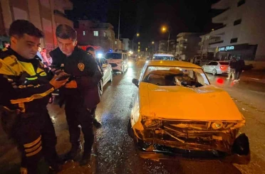Işıklarda bekleyen araca otomobil arkadan çarptı: 1 yaralı 