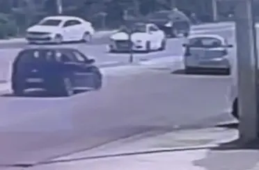Işıkta aniden şerit değiştiren araca, otomobil çarptı
