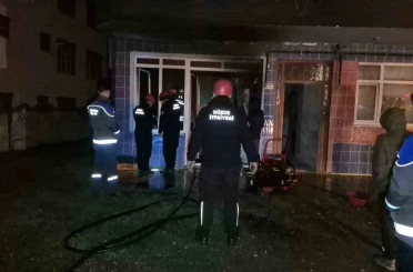 Isınmak için yaktığı ateş, yangına neden oldu 