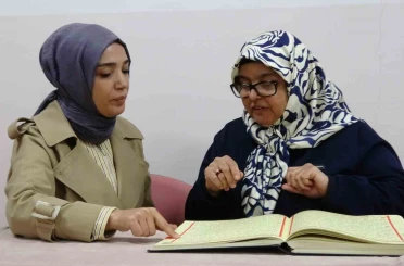 İşitme engelli kadın Kur’an-ı Kerim’i bir ayda öğrendi 