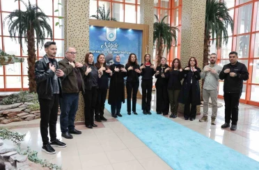 İşitme engelli öğrencilerin hayatlarını kolaylaştırmak için işaret dili öğreniyorlar 