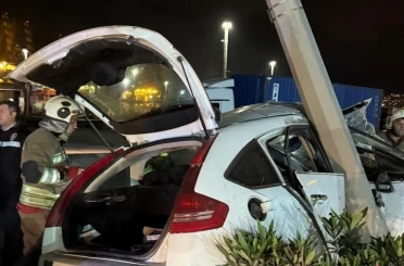 İskenderun’da hurdaya dönen otomobilin sürücüsü yaralandı 
