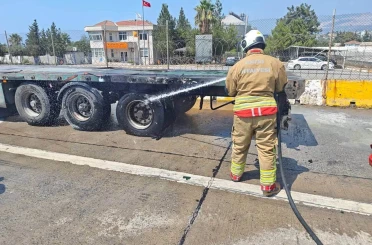 İskenderun’da tırın lastiğinden alevler yükseldi 