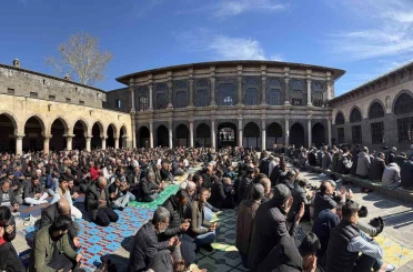 İslam aleminin 5. Harem-i Şerif’inde binlerce kişi Ramazan ayının ilk cuma namazında saf tuttu 