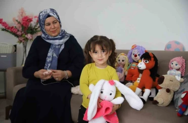 İşlediği oyuncaklarla 6 çocuğuna bakıyor 