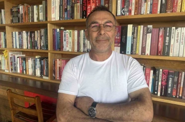 İşlettiği büfede 800 eserlik kütüphane kurdu