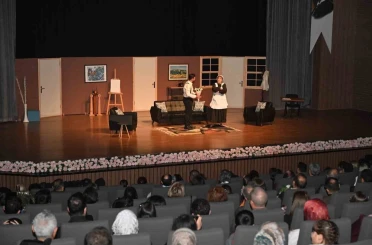 Isparta Belediyesi Şehir Tiyatroları "Eyvah Yine Karıştı" adlı komedi oyunu ile perdelerini açtı 