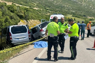 Isparta-Konya yolunda iki otomobilin çarpışmasıyla 1 kişi öldü, 5 kişi yaralandı