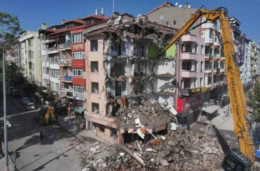 Isparta’da 53 yıllık Çarşı Polis Karakolu binası riskli yapı olduğu için yıkıldı 