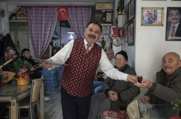 Isparta’da bu çay ocağına stresli giren türkü söyleyerek çıkıyor 