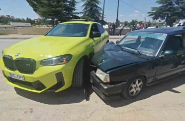 Isparta’da iki otomobil çarpıştı: 2 yaralı 