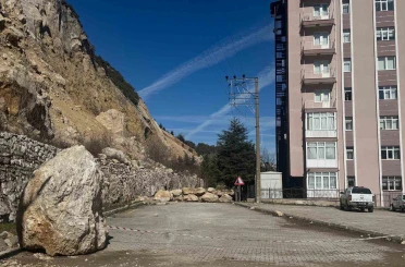 Isparta’da kayaların tehdit ettiği mahallenin geleceği masaya yatırıldı 