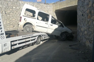 Isparta’da kontrolden çıkan araç köprüden uçtu: 1’i ağır 3 yaralı 