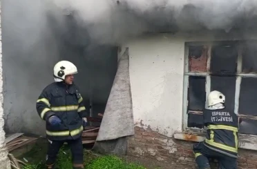 Isparta’da metruk binada çıkan yangın itfaiye ekiplerince söndürüldü 