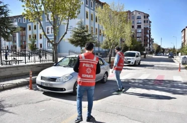 Isparta’da okul önleri ve kalabalık alanlarda denetim 