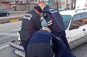 Isparta’da otomobil ışıklarda bekleyen araca çarptı: 1 yaralı 