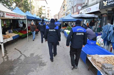 Isparta’da zabıtadan pazarda fiyat etiketi, terazi kontrolü ve pazar düzeni denetimi 