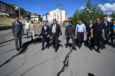 İspir’de yaşanan heyelan sonrası AFAD İl koordinasyon kurulu bölgede incelemelerde bulunuldu bir dizi karar aldı 
