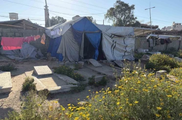 İsrail saldırılarında evini kaybeden Gazzeli Halid ez-Zaanin, ailesiyle mezarlıkta yaşıyor 