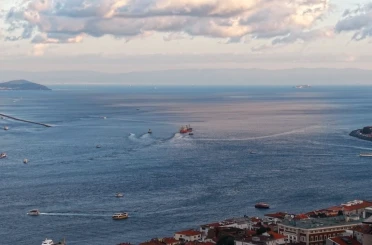 İstanbul Boğazı’nda arızalanan gemi Ahırkapı’ya demirlendi 