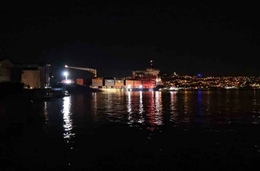 İstanbul Boğazı’nda gemi yalıya metreler kala karaya oturdu, geçişler geçici olarak durduruldu 