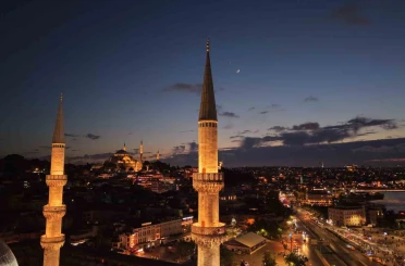 İstanbul semalarında ay yıldız göz kamaştırdı 