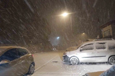 İstanbul yeni yıla karla girdi, yollar beyaza büründü 