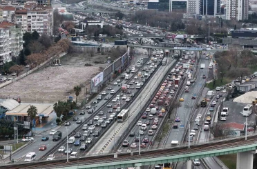 İstanbul’da ara tatilin başlamasıyla trafik yoğunluğu yüzde 85’e ulaştı 