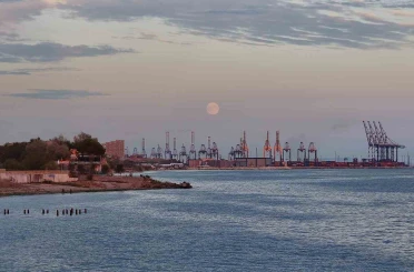 İstanbul’da dolunay Ambarlı limanıyla görüntülendi 