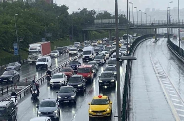 İstanbul’da etkili olan sağanak yağış trafikte yoğunluğa neden oldu 