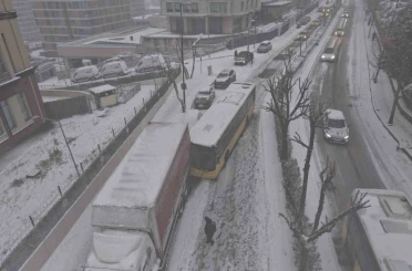 İstanbul’da kar kazaları da beraberinde getirdi, İETT otobüsü park halindeki kamyona çarptı 