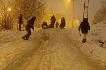 İstanbul’da kar sonrası sokaklar oyun alanına döndü 