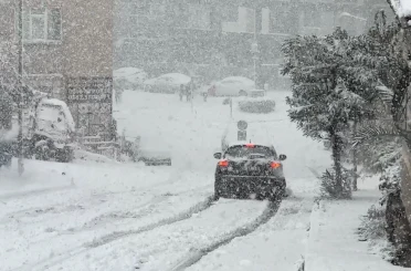 İstanbul’da kar yağışı, araçlar güçlükle ilerledi 