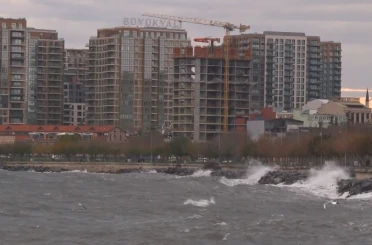 İstanbul’da lodos etkili oluyor: Fatih ve Zeytinburnu’nda dev dalgalar 