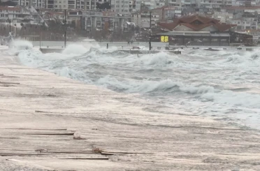 İstanbul’da lodos nedeniyle deniz seferleri iptal edildi 