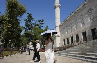 İstanbul’da sıcak hava ve nem bunalttı: Kireçburnu Sahili Antalya plajlarını aratmadı 