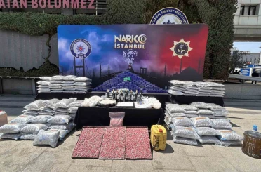 İstanbul’da son iki haftada 80 torbacı yakalandı, ele geçirilen 1 ton uyuşturucu emniyette sergilendi 