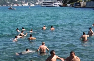 İstanbul’da termometreler 36 dereceyi gösterdi: Sıcaktan bunalan vatandaşlar sahillere akın etti 