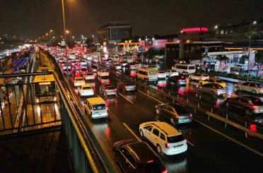 İstanbul’da yağışın da etkisiyle trafik durma noktasına geldi 