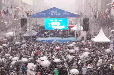 İstanbullular eksi derecede kar altında horon teptiler 