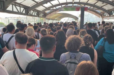 İstanbullunun ulaşım çilesi: Mecidiyeköy metrobüs istasyonunda yürüyen merdiven arızası yoğunluğa neden oldu 
