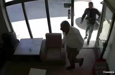 İsteği reddedilince dükkan basan saldırgan komşularının boğazına bıçak dayayıp aracına hasar verdi 