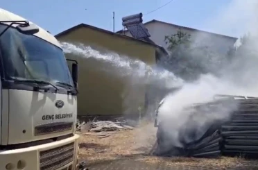 İstiflenen plastik pencereler alev aldı 