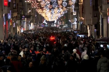 İstiklal Caddesi’ndeki yoğunluk havadan görüntülendi 