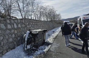 İstinat duvarına çarpan otomobil devrildi: 5 yaralı 