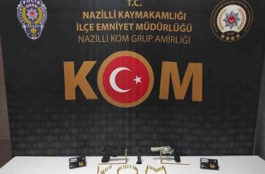 İşyerinde ruhsatsız silahlarla yakalandı 