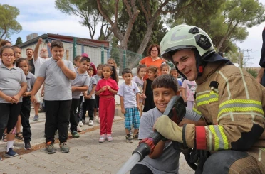İtfaiye araç ve ekipmanları öğrencilere tanıtıldı 