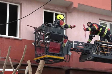 İtfaiye erleri yangında Türk Bayraklarını zarar görmemesi için topladı 