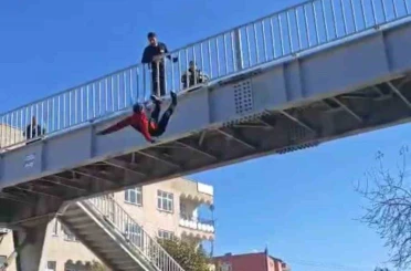 İtfaiyenin kurduğu havalı atlama minderi, hayatta tuttu 